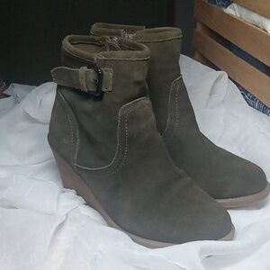 Carlos by Carlos santana olive women's ankle boots size 8.5
